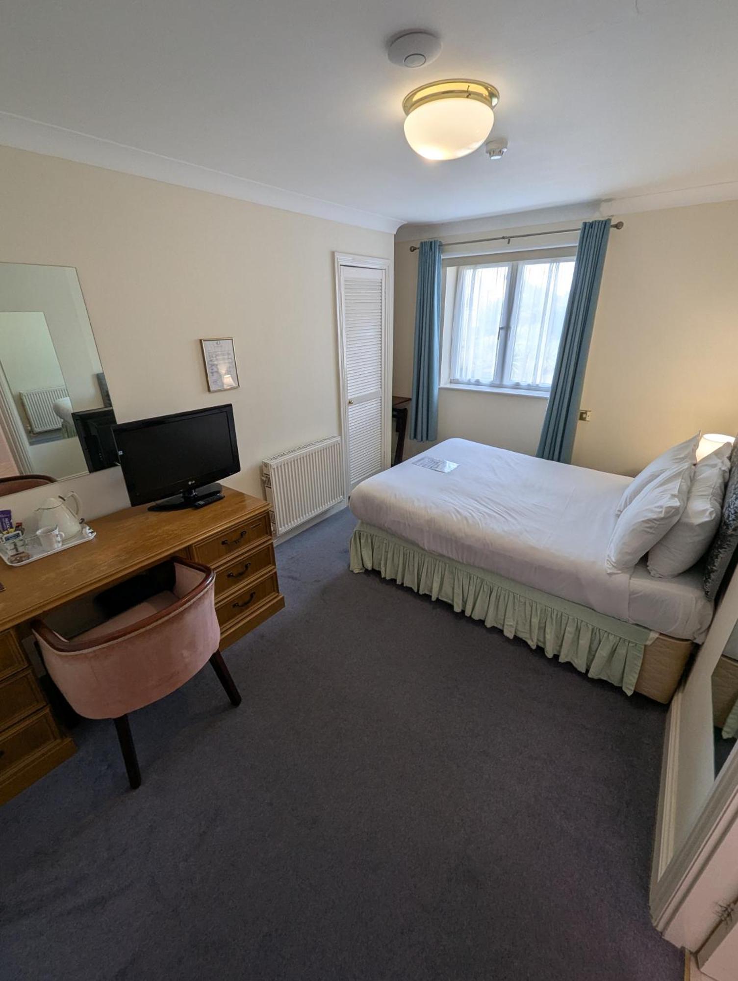 The Walnut Tree Hotel Бриджуотър Екстериор снимка